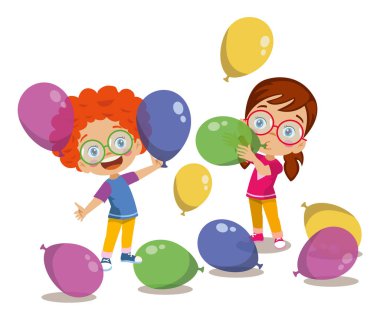 Tatlı çocuklar balon üflüyor ve balonlarla oynuyorlar.