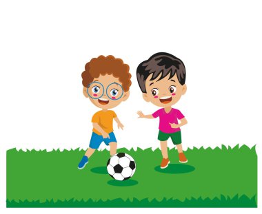 Arkadaşlar futbol oynarken eğleniyor.