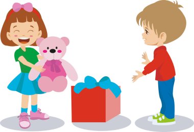 Çocuk arkadaşına oyuncak ayı veriyor.