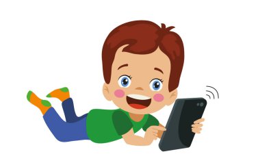 Mutlu şirin çocuk telefonuyla oynuyor.