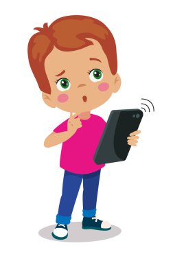 Mutlu şirin çocuk akıllı telefonuyla oynuyor.