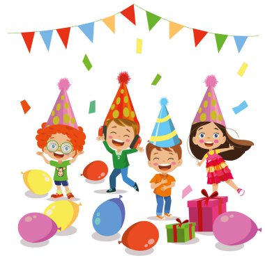 Doğum günü pastası ve gülen çocuklar eğleniyor.