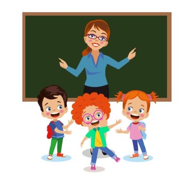 Şirin öğretmen ve öğrenciler ders tahtası önünde ders veriyor.