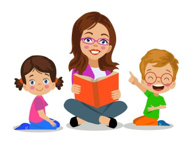 Öğretmenler sınıfta öğrencilerle kitap okuyor.
