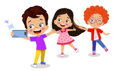 Şirin küçük çocuk arkadaşlarıyla selfie çekiyor.