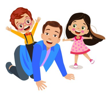 Baba sırtında çocuğuyla oynuyor.