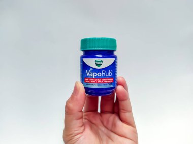 Jakarta, Endonezya - 27 Eylül 2022: Vicks VepoRub 'un temiz görüntüsü. Vicks VapoRub merhemi, Vicks tarafından üretilen bir mentollü topikal kremdir.