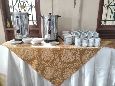 Kahve ve çay, düğün kahvesi molası için termosta içilir.