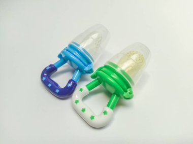 bebek meyve emziği, meyve emziği, bebekler için 6 ay ve beyaz arka planda