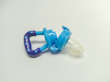 bebek meyve emziği, meyve emziği, bebekler için 6 ay ve beyaz arka planda