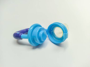 bebek meyve emziği, meyve emziği, bebekler için 6 ay ve beyaz arka planda