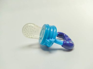 bebek meyve emziği, meyve emziği, bebekler için 6 ay ve beyaz arka planda