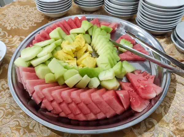 Wassermelonenstücke Ananasstücke Melonenstücke Auf Dem Hochzeitstisch — Stockfoto