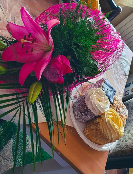 Just some bouquet of flowers and cakes.
