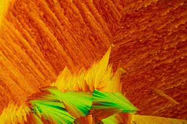 Dimetilanilinden türetilmiş bir azo boyası. Sarı bir katıdır. Muhtemel bir kanserojen. Zehir bulunmadan önce tereyağı ve margarinde gıda katkı maddesi olarak kullanılmıştı.. 