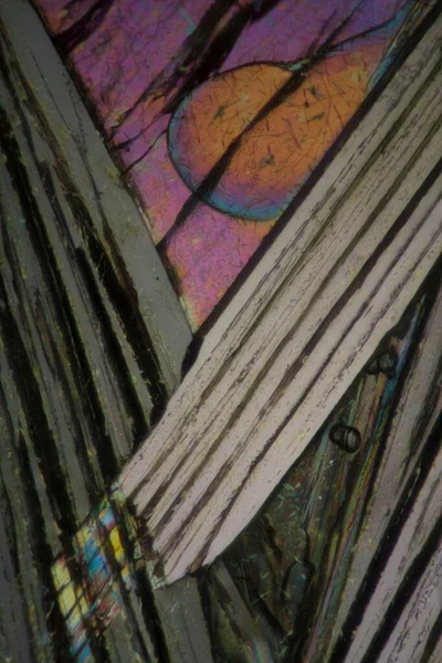 Pikrik asit, ayrıca 2,4,6-trinitrofenol olarak da bilinir, soluk sarı, kokusuz kristal katı askeri patlayıcı, sarı boya ve antiseptik olarak kullanılır..