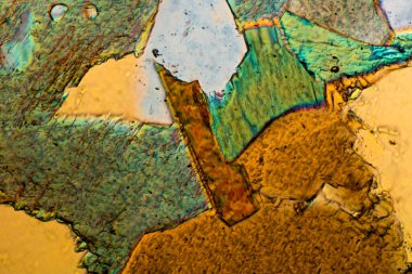 Volkanik magmanın bazaltik bileşiminden yavaş soğuyan volkanik kaya.