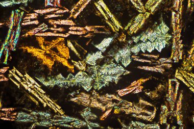 Volkanik magmanın bazaltik bileşiminden yavaş soğuyan volkanik kaya.