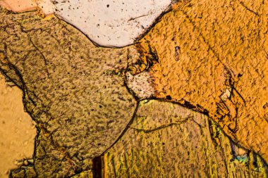 Volkanik magmanın bazaltik bileşiminden yavaş soğuyan volkanik kaya.