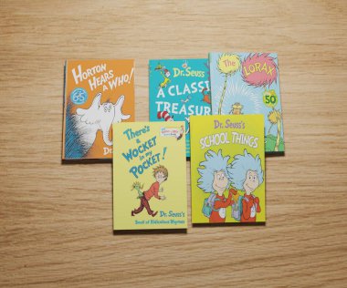 Masadaki Dr. Seuss 'un çocuk kitaplarının kapak resmi