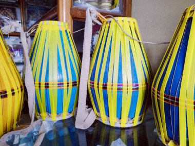 Hint müzik enstrümanı davullar dükkanda. Geleneksel Hint tabla davulları.