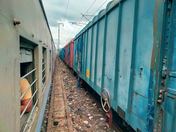 Blízko Projíždějí Dva Indiánské Vlaky Indická Železnice Nákladní Vlak Místní — Stock fotografie