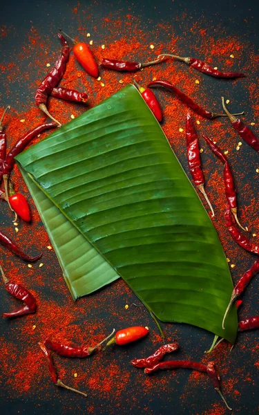 Peperoncino Rosso Con Foglie Banana Sfondo Scuro Stile Cibo Sfondo — Foto Stock