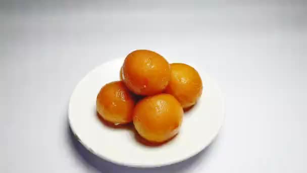 Зблизька Гулабджамун Сидить Білій Тарілці Бенгальський Десерт Гулабжамон — стокове відео