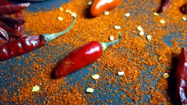 Filmación Chiles Rojos Polvo Chile Sobre Fondo Negro — Vídeo de stock