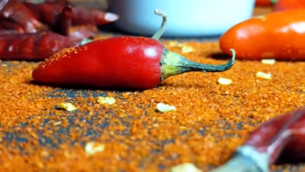 Záběry Červené Chilli Papričky Chilli Powder Černém Pozadí — Stock video