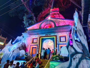 Çok sayıda insan Bengali Durga Puja festivalini Hindistan 'ın Batı Bengal kentindeki Durga Puja pandalında kutluyor. Bengali en büyük durga puja festivali.