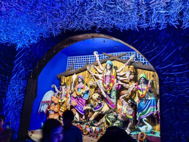 Çok sayıda insan Bengali Durga Puja festivalini Hindistan 'ın Batı Bengal kentindeki Durga Puja pandalında kutluyor. Bengali en büyük durga puja festivali.