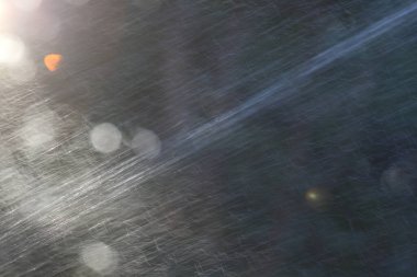 Otomatik sulama fıskiyesinden su damlacıkları. Otomatik sulama sistemiyle çimleri suluyorum..