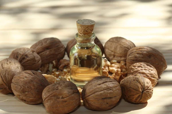 Ореховое Масло Целые Грецкие Орехи Орехи Дереве — стоковое фото