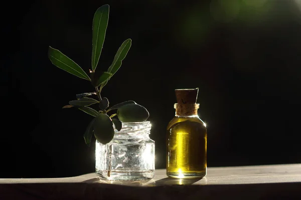 Olivový Olej Láhvi Tmavém Pozadí Zelené Olivy — Stock fotografie