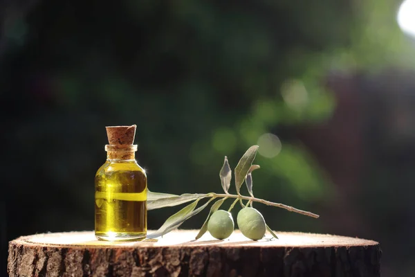 Olivenöl Glasflasche Und Unreife Grüne Oliven Auf Holzscheiben — Stockfoto