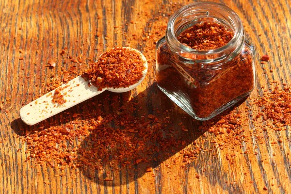 Fiocchi Peperoncino Rosso Sul Tavolo Legno — Foto Stock