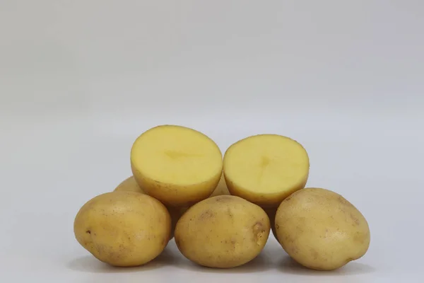在白色背景下分离的一组土豆 — 图库照片