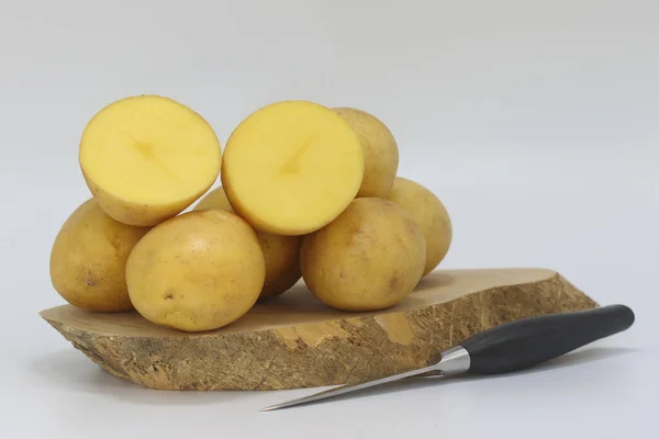 Bir Grup Patates Beyaz Arka Planda Izole Edilmiş Bir Bıçak — Stok fotoğraf