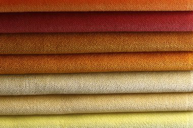 Renkli döşeme kumaşı örneklerinin toplanması. Kapatın. Çoklu renk kumaş dokusu arkaplanı.