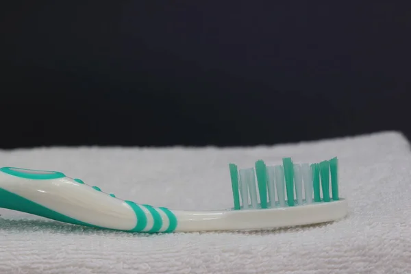 Green Toothbrush Towel — Stock Photo, Image