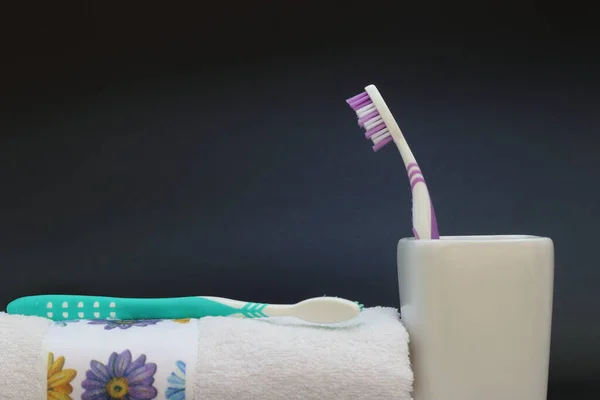 Toothbrush Towel Dark Background Toothpaste Nylon Bristles Plastic Handles — Stock Photo, Image