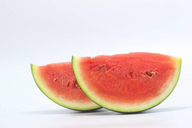 Beyaz arka planda izole edilmiş taze karpuz dilimleri