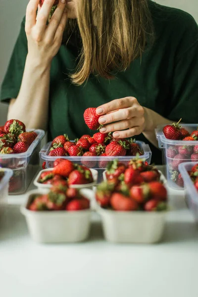 Woman Gathering Ripe Strawberries Garden — Stok Foto