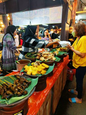 Kuzey Jakarta, Endonezya 24.09.2022 Kuzey Jakarta gıda festivalinde yerel Endonezya yemekleri satan bir kadın..