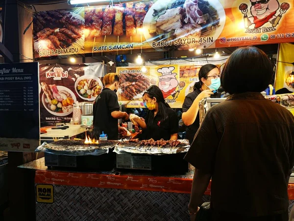 Severní Jakarta Indonésie 2022 Tým Kuchařů Připravuje Satay Tradiční Indonéské — Stock fotografie