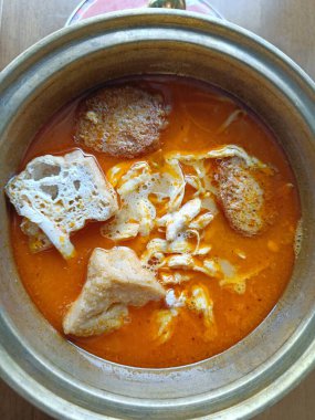 Singapur tavuğunun en iyi görüntüsü. Erişte ve sıcak kasede tofu ile servis edilen laksa tavuğu.