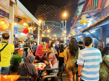 Cakarta, Endonezya 'daki Gıda Festivali Pazarı - 24 Eylül 2022: 24 Eylül 2022: Pek çok kişi yerel jakarta gıda festivalinde yiyecek ve içecek tedarikçilerinden yiyecek ve içecek satın almak için toplanıyor