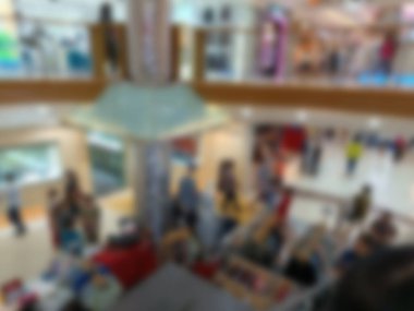 İkinci kattaki Bokeh çekimi ile odaklanmış alışveriş merkezi geçmişi. Görüntü Alışveriş Merkezi arka planı