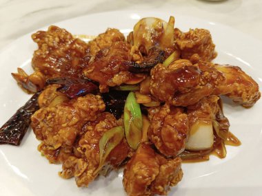 Kızarmış Kungpao Tavuğu, soğanlı ve yeşil biberli. Geleneksel Çin mutfağı..